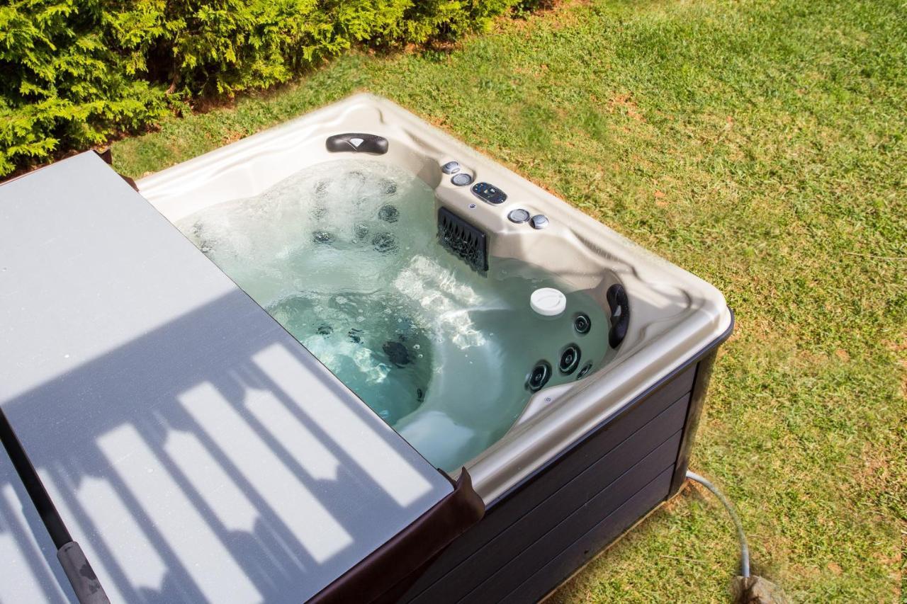 Premium Wifi! Luxurious In With Private Hot Tub! Asheville