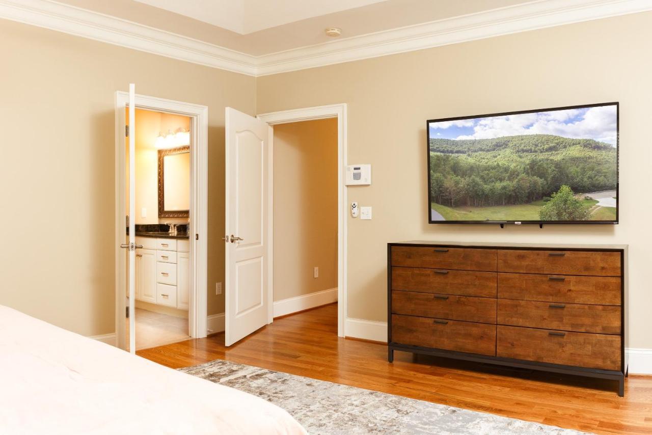 Premium Wifi! Luxurious In With Private Hot Tub!
